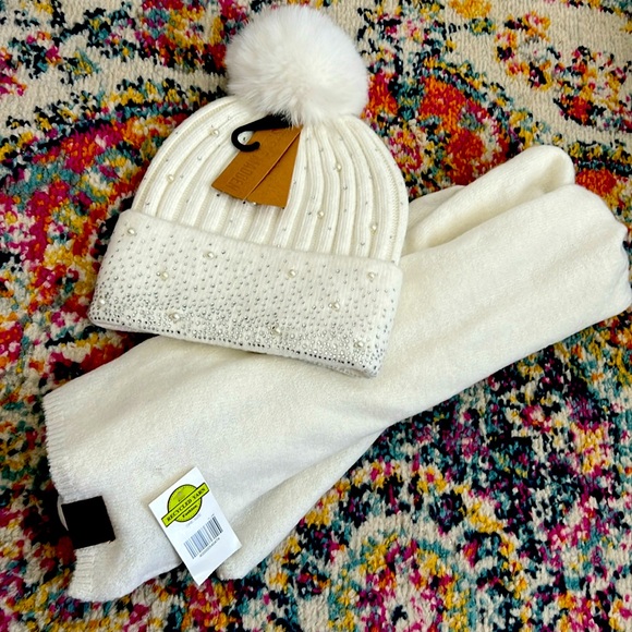 Steve Madden Accessories - NWT Steve Madden beanie with CC cashmere scarf
